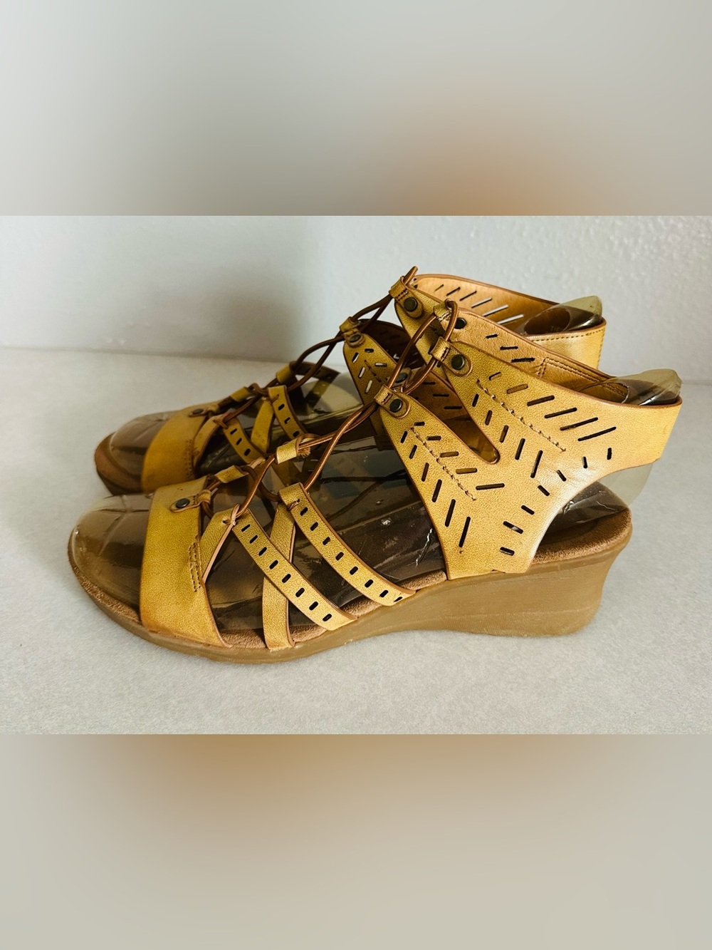 Baretraps Tiffany Tan Ankle Strap Faux Leather Comfort Sandals Women's Size 7M
